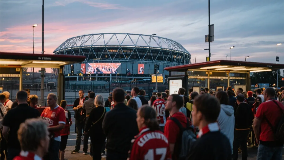 世界杯比赛日球迷在城市公共交通与球场外集结的场景